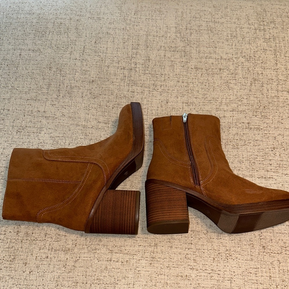 Universal Thread Tan Heeled Boots